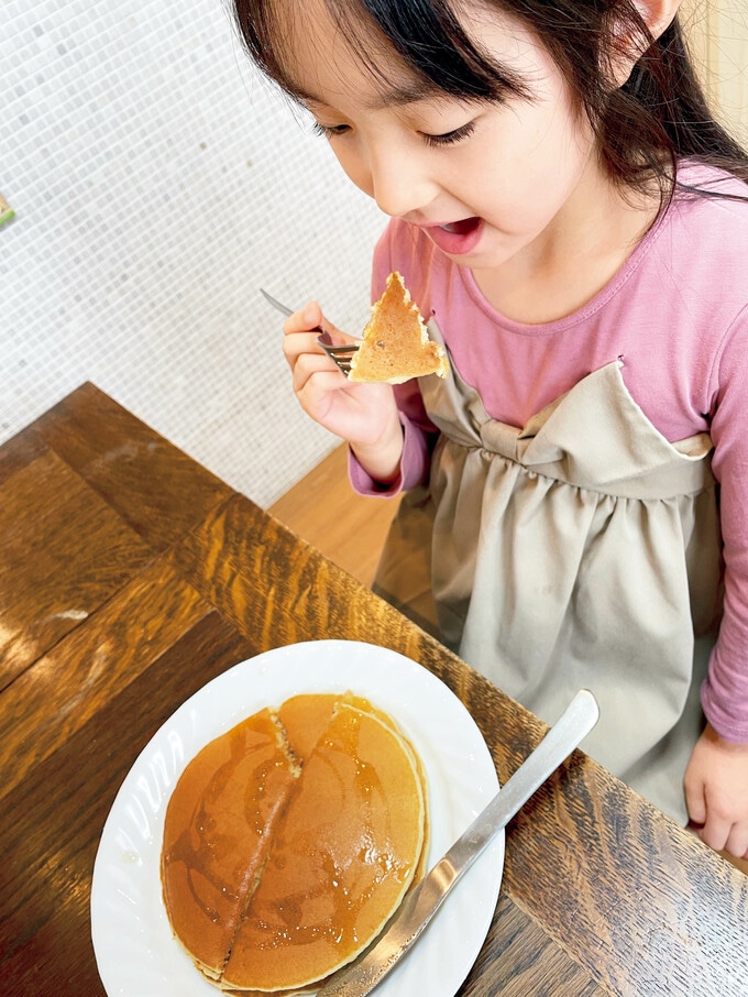 パンケーキを食べる長女