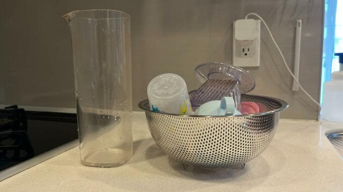 調理用ザルに入った食器類