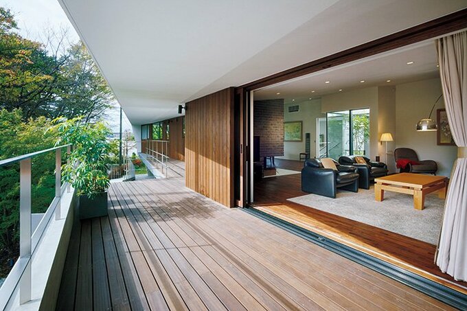 庇を深く出し、ウッドデッキを設置