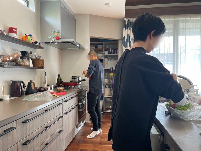 夫婦でキッチンに立った様子