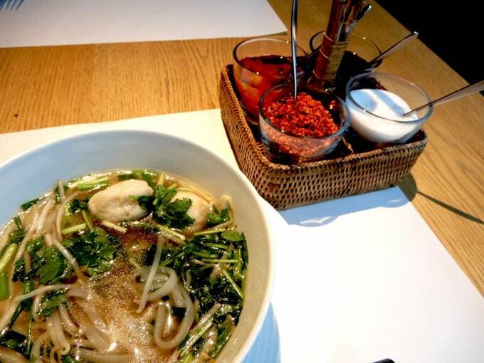 料理の隣に調味料