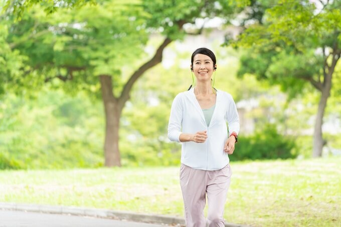 ジョギングをする女性