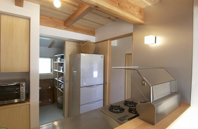 ガスコンロ前面に下引き換気扇を取り付けたキッチン