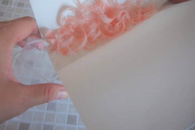 紙からジッパーつきの袋へ移す