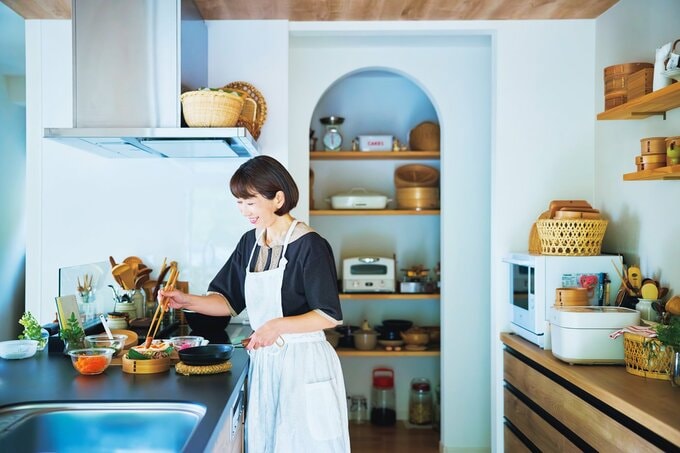 キッチンでおかずをお弁当につめる様子