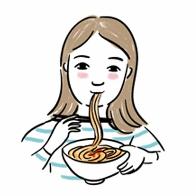 麺類を食べる女性