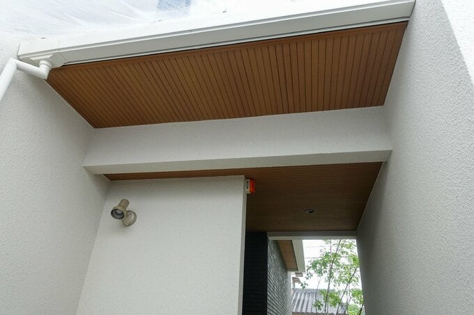 駐車場から見た玄関ポーチ