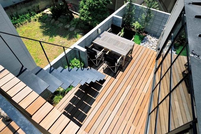 外階段のあるデッキ