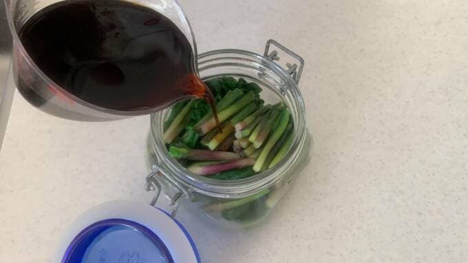 しょうゆをそそぐ