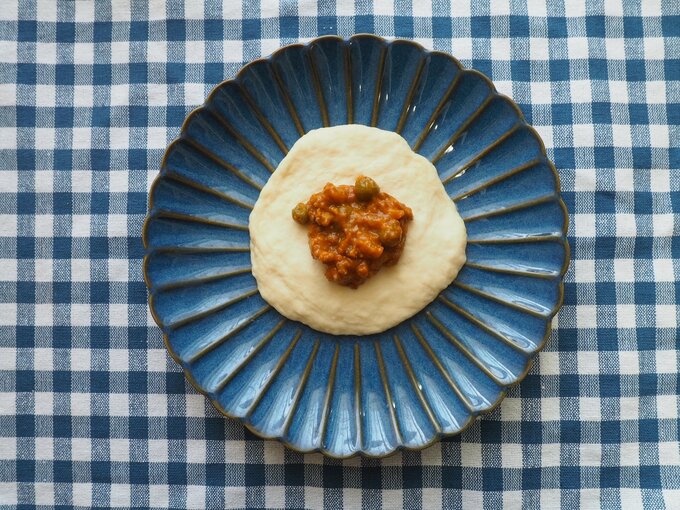 ナン生地にカレーのせる