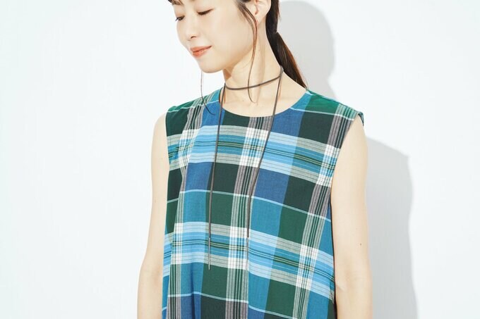チェックワンピを着てチョーカーをつけた女性