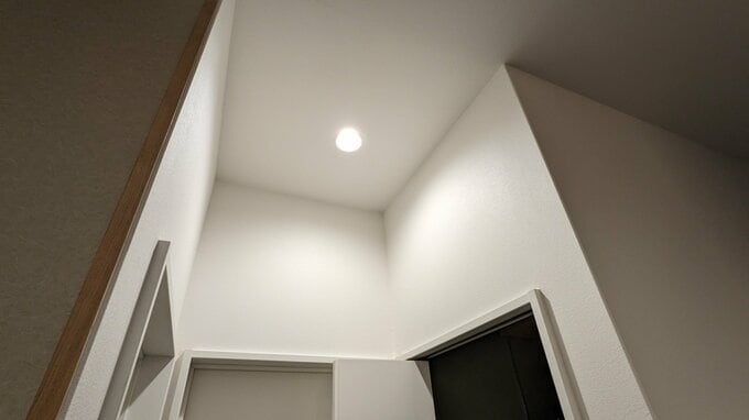 収納入口の天井にあるダウンライト