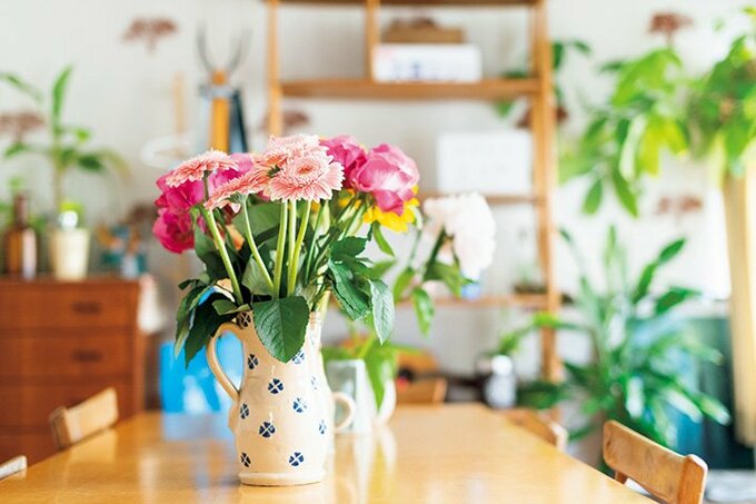 空間に彩りを添える季節の花々