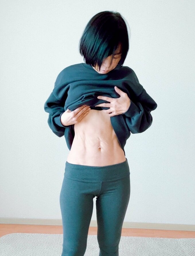 腹筋を見せている女性の画像