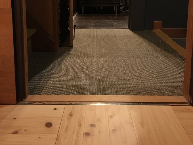 リビングから洗面を臨む