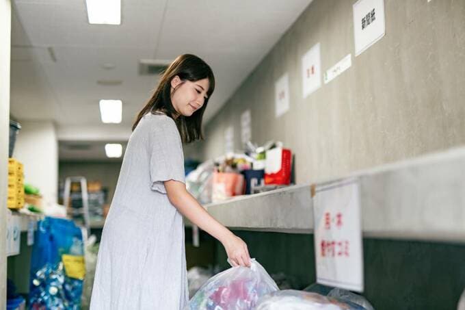 ゴミ捨てをする女性