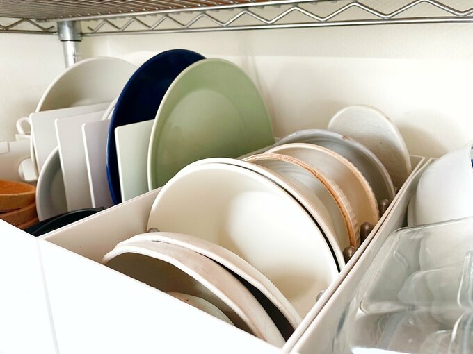 書類ボックス内の普段遣いの皿