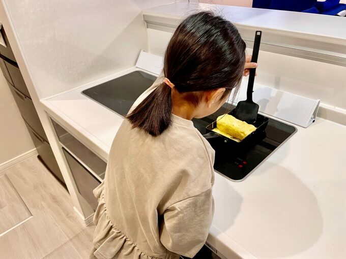 調理する娘の様子