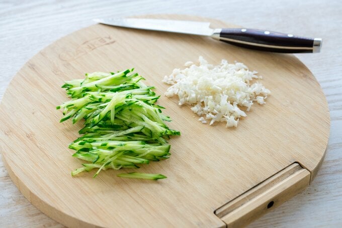 ネギとキュウリを切る