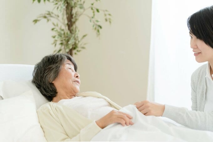 介護される女性