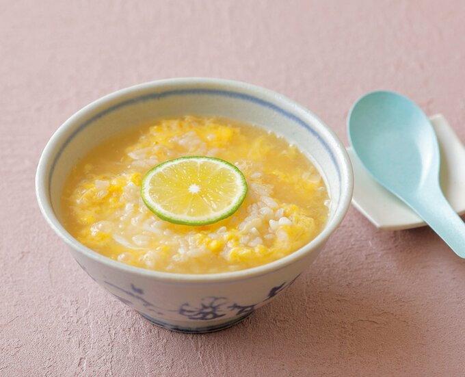 スダチの薄切りがのった卵のおじや