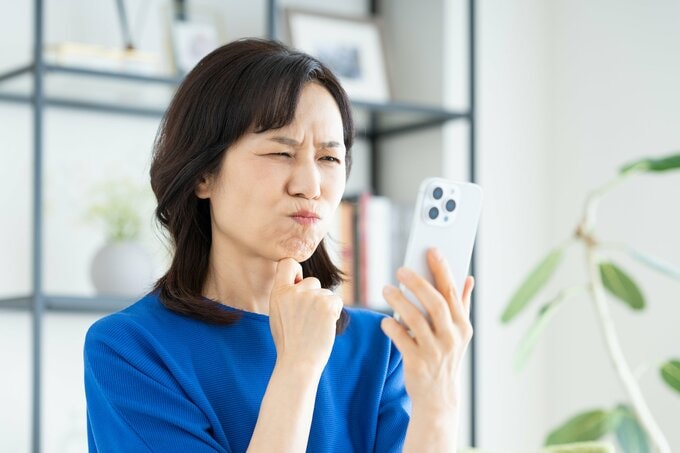 スマホを見る女性