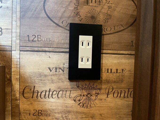 ドア付近のコンセント。カバーは自分好みに変更