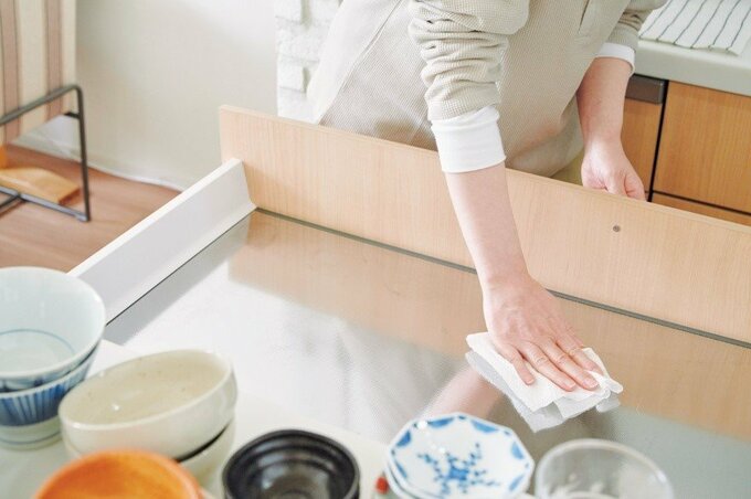 引き出しの中を拭く様子