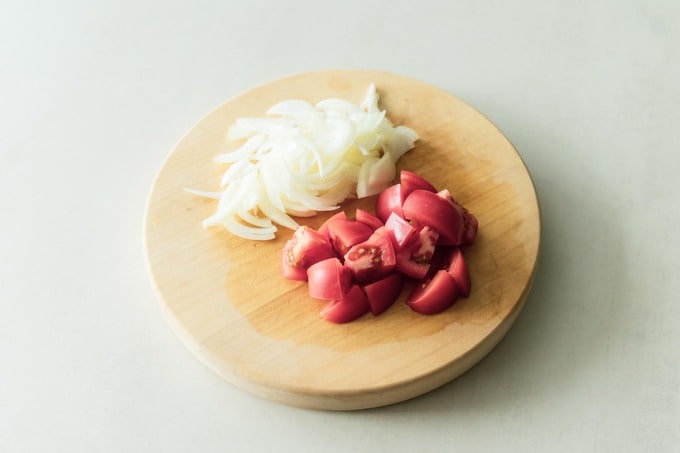 トマトは適当な大きさのざく切りに、タマネギは薄切りにする。