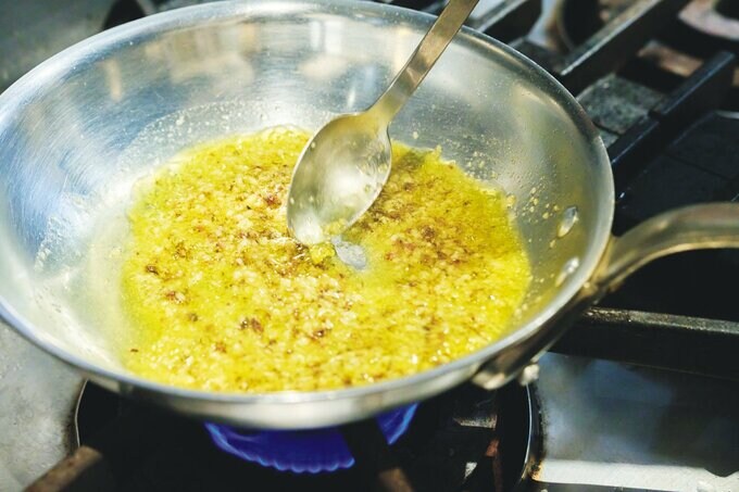 オリーブオイル・アンチョビ・ニンニクを熱している様子