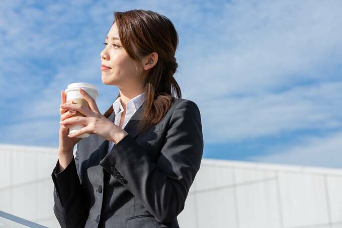 飲み物を持つ女性