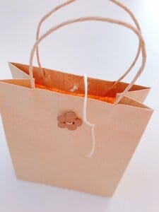 なんてことない紙袋にも、ひと工夫。