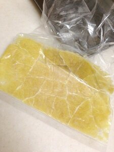 ポリ袋のままパキパキと割って、一回分使うサイズに小分け