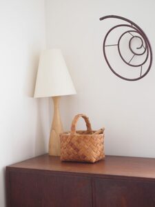 チェストの上には小さめの持ち手つきのカゴを