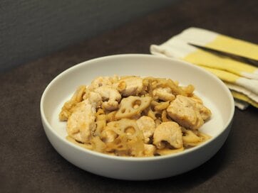 満足感のある主菜「鶏肉とレンコンのみそ炒め」レシピ。シャキシャキ食感がたまらない