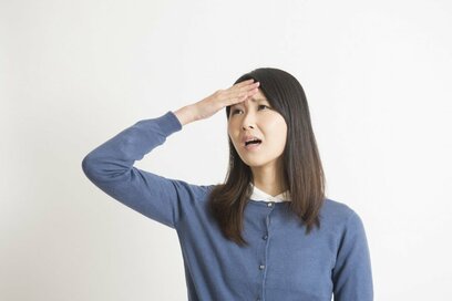 プレ更年期の頭痛と首＆肩の凝りを解消するには？スマホいじりが長い人は要注意！