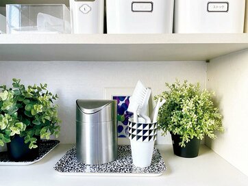 洗面所の掃除道具はあえて出しっぱなし。散らからない意外な収納アイデア