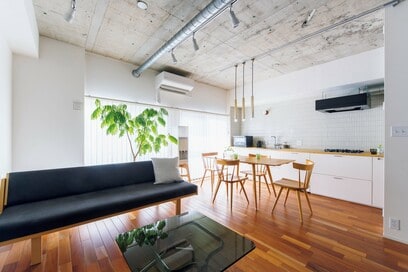 キッチンを壁づけに、扉は減らす！47㎡のゆったりマンションリノベ