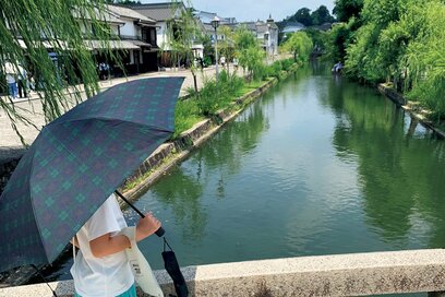 「大人のひとり旅」を楽しむには「身軽」がいちばん。Seriaのショルダーで手荷物をスマートに