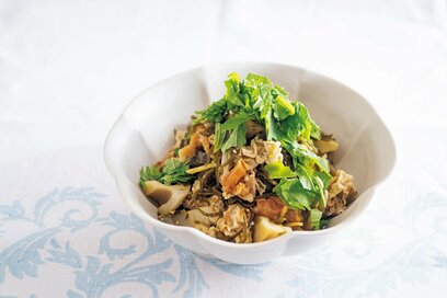 切り昆布とレンコンの梅味煮物。とろみと酸味がたまらない味わい