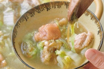 長谷川あかりさん流「くたくた白菜の梅バター鍋」。鶏肉もいれて栄養たっぷり／冬に食べたい鍋レシピ
