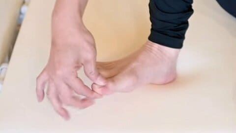 「歩くと痛い」は足のゆがみが原因かも。鍼灸師が教える、足指の簡単セルフケア2つ