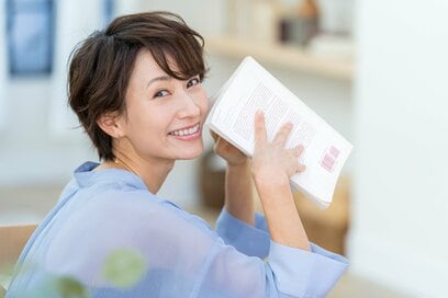 読書や趣味が楽しい秋。目の疲れをやわらげるツボで、イキイキとした目元に！<br />