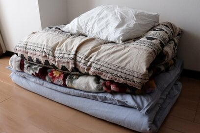 40代、やめたら暮らしがラクになったもの4つ。布団、水きりカゴ、口座…：ESSE夏の殿堂入り記事