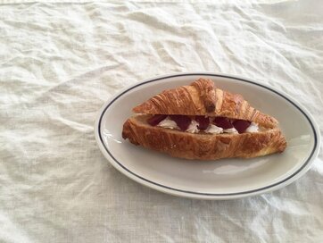 コッペパン風にはさんで甘いおやつに！クロワッサンで簡単手づくり