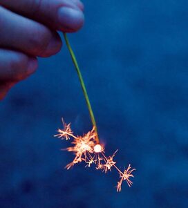 夏の新常識！線香花火を長く楽しむコツは「ひねり」と「斜め45度」にあり