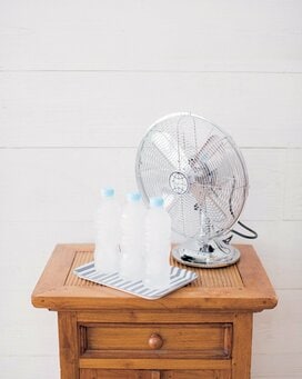 ペットボトルの水を凍らせて扇風機の前に置くとひんやり！夏の節約ベストアイデア集