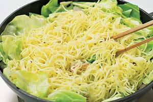 麺を袋の中でもんでから炒める