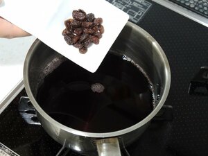 鍋に赤ワインとレーズンを入れて15分ほどおく