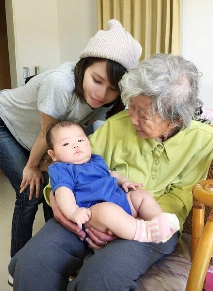 赤ちゃんを抱く祖母